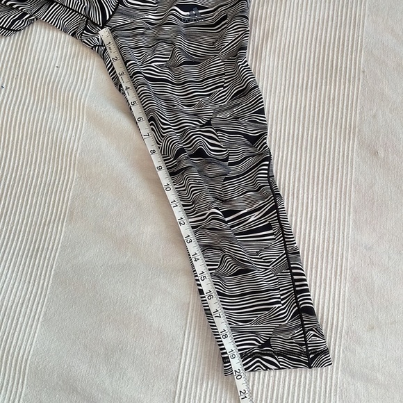 ADIDAS Climalite Black and White Printed Crops Size Medium - Picture 4 of 6